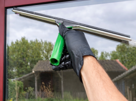 Nettoyage professionnel des vitres pour particuliers à Guingamp et alentours : intervention soignée, rendu impeccable et lumière retrouvée dans votre maison.